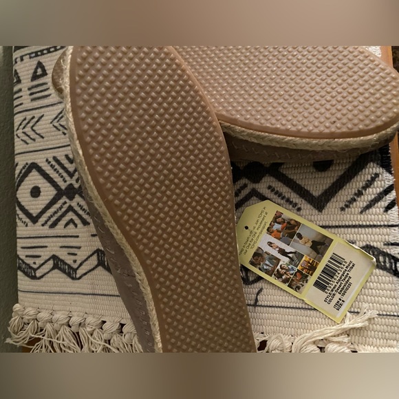 TOMS Embroidered Moccasin Flats - Picture 3 of 3